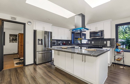 Duvall Casa | Jones Landing: Stunning Home & Cabin on 22 Acres Near Seattle!