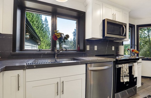 Duvall Casa | Jones Landing: Stunning Home & Cabin on 22 Acres Near Seattle!