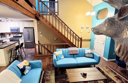 East Stroudsburg Chalet De Esquí | Experience fun at Camelback, stay at our spacious 4-bedroom chalet