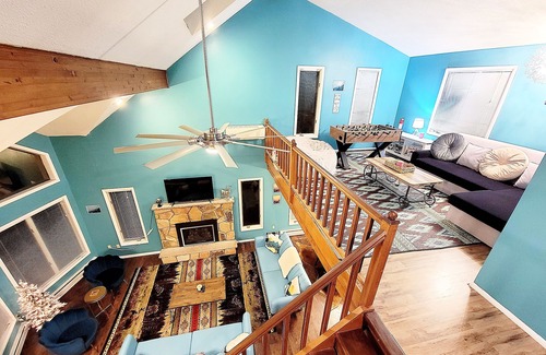 East Stroudsburg Chalet De Esquí | Experience fun at Camelback, stay at our spacious 4-bedroom chalet