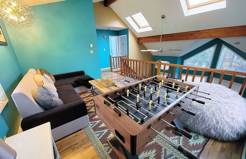 East Stroudsburg Chalet De Esquí | Experience fun at Camelback, stay at our spacious 4-bedroom chalet