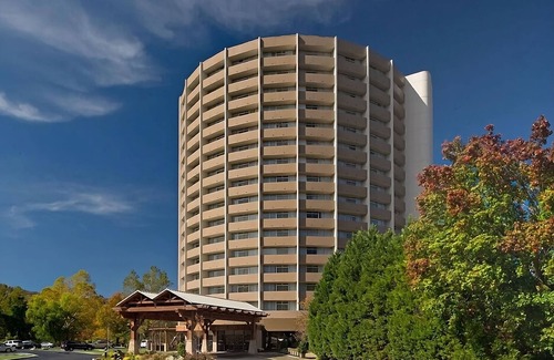 Gatlinburg Hotel | Experience Gatlinburg's Magic! Indoor Swimming Pool, Pets Allowed!