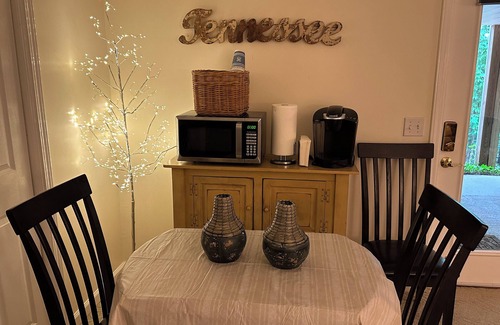 Tellico Village Casa | Experience Loudon charm near Tellico Lake in Tellico Village-private suite.