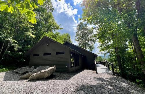 Gatlinburg Casa | Experience luxury at Smoky Mountain Hideaway, just 5 miles from downtown Gatlinburg