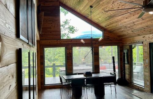 Gatlinburg Casa | Experience luxury at Smoky Mountain Hideaway, just 5 miles from downtown Gatlinburg