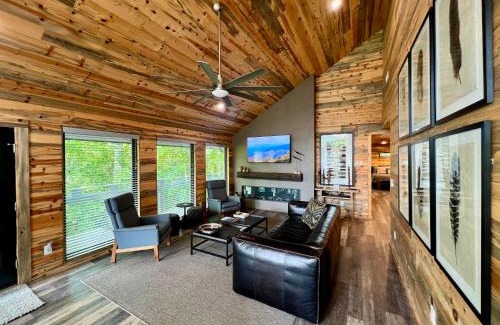 Gatlinburg Casa | Experience luxury at Smoky Mountain Hideaway, just 5 miles from downtown Gatlinburg