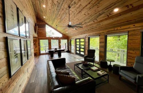 Gatlinburg Casa | Experience luxury at Smoky Mountain Hideaway, just 5 miles from downtown Gatlinburg
