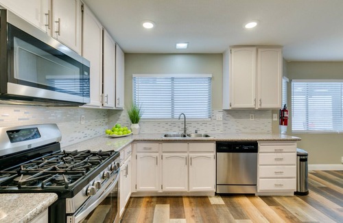 Green Valley North Casa | Experience luxury in Green Valley, just a hop away from Tropicana