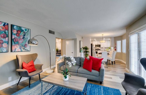 Green Valley North Casa | Experience luxury in Green Valley, just a hop away from Tropicana
