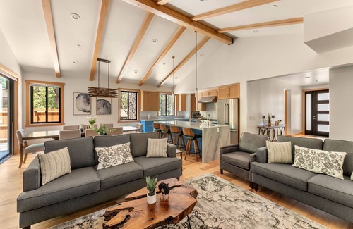 Summit Estates Cabina | Experience luxury at Maple Crest, a spacious 5-bedroom retreat in Big Bear Lake