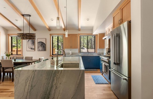 Summit Estates Cabina | Experience luxury at Maple Crest, a spacious 5-bedroom retreat in Big Bear Lake