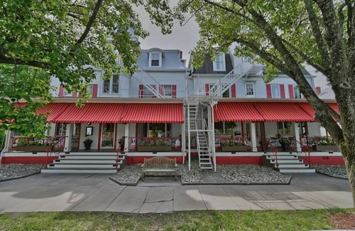 Milford Casa | Experience Milford’s Beauty! Central Location & Complimentary Breakfast