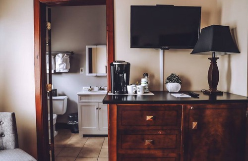 Milford Casa | Experience Milford’s Beauty! Central Location & Complimentary Breakfast