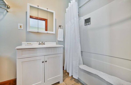 Milford Casa | Experience Milford’s Beauty! Central Location & Complimentary Breakfast
