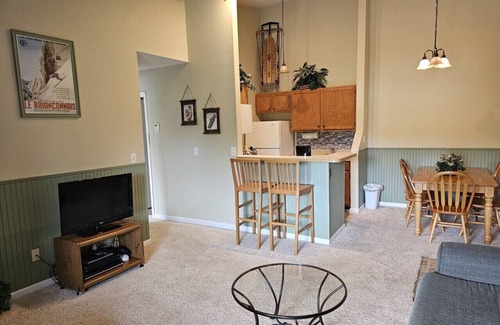 Timberline Condominio | Experience ‘Mountain Charm’ | Vaulted Ceilings, Fireplace & Walk-to-Slopes Access in Canaan Valley