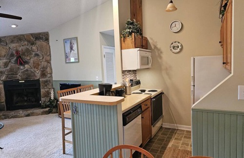 Timberline Condominio | Experience ‘Mountain Charm’ | Vaulted Ceilings, Fireplace & Walk-to-Slopes Access in Canaan Valley