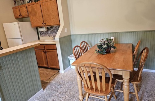 Timberline Condominio | Experience ‘Mountain Charm’ | Vaulted Ceilings, Fireplace & Walk-to-Slopes Access in Canaan Valley