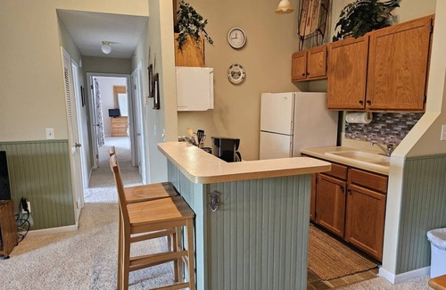 Timberline Condominio | Experience ‘Mountain Charm’ | Vaulted Ceilings, Fireplace & Walk-to-Slopes Access in Canaan Valley