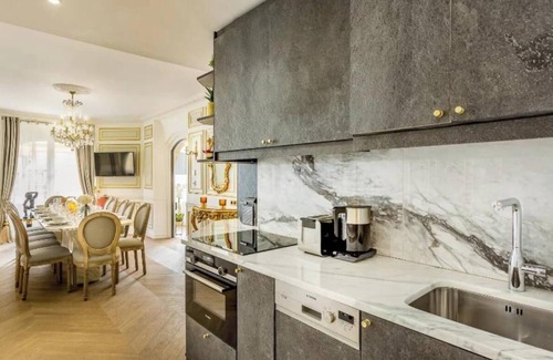 Palais-Royal Apartamento | Experience Parisian Heritage 5 bedroom Apartment in Louvre