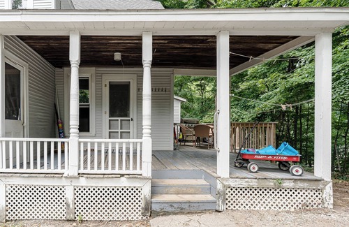 Ottawa Beach Casa | Experience spacious comfort at Pavillion Paradise - Pet Friendly