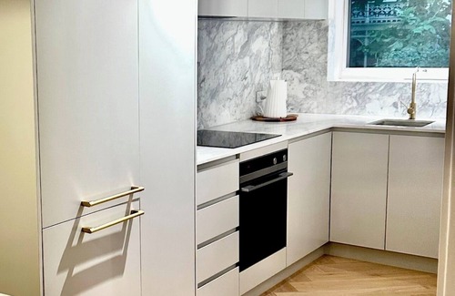 South Yarra Apartamento | Experience stylish living in this chic one bedroom apartment. Perfect location