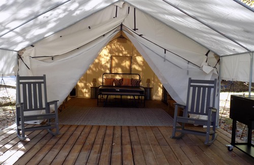 Heiskell Alquiler De RV | Experience the perfect blend of camping at the Rocky Top Retreat Glamping Tent.