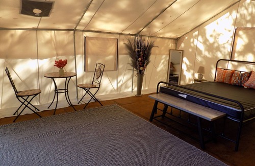 Heiskell Alquiler De RV | Experience the perfect blend of camping at the Rocky Top Retreat Glamping Tent.