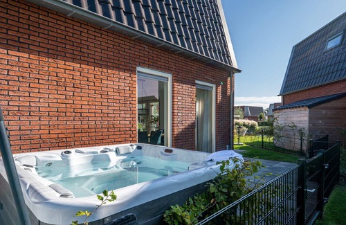 Akkrum Casa | Experience the ultimate luxury in our Sneekermeer 8 home, complete with an outdoor spa and a private jetty exclusively for you.