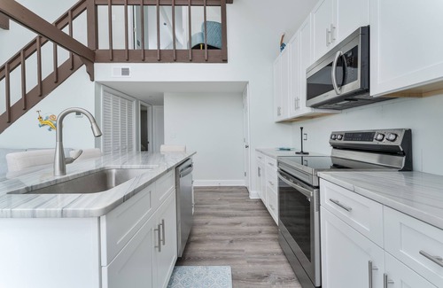 Colington Harbour Casa | Experience the serene beauty of the Soundfront at Shenanigan's, a charming home in Kill Devil Hills