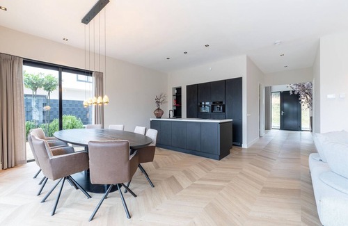 Zeewolde Casa | Experience ultimate luxury in this villa with private pool, jacuzzi, sauna and terrace on the water. The ideal place for total relaxation!