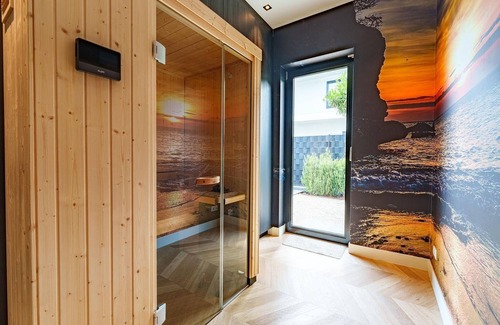 Zeewolde Casa | Experience ultimate luxury in this villa with private pool, jacuzzi, sauna and terrace on the water. The ideal place for total relaxation!