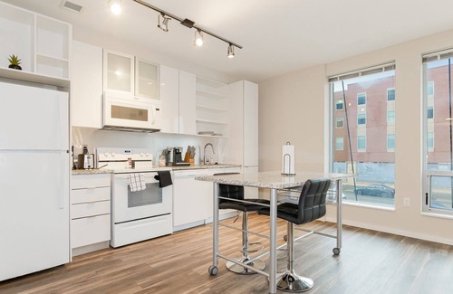 Crossroads Arts District Condominio | Experience Unparalleled Comfort: An Oasis within Reach of Bustling Nightlife 218