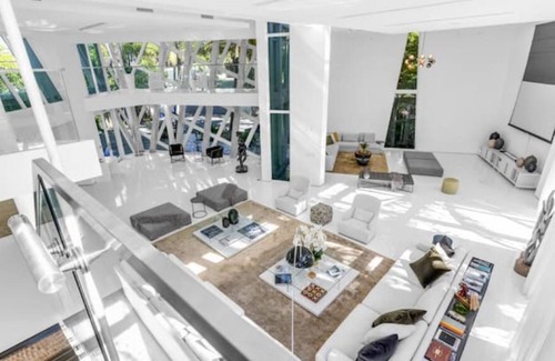 Golden Beach Villa | "Villa de Lujo con Piscina: 6 Dormitorios, 8 Baños y Tecnología Inteligente.