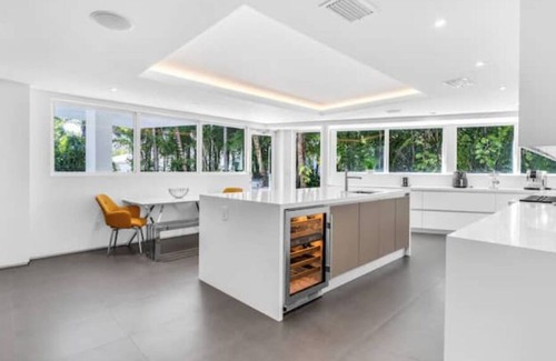 Golden Beach Villa | "Villa de Lujo con Piscina: 6 Dormitorios, 8 Baños y Tecnología Inteligente.