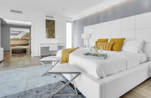 Golden Beach Villa | "Villa de Lujo con Piscina: 6 Dormitorios, 8 Baños y Tecnología Inteligente.