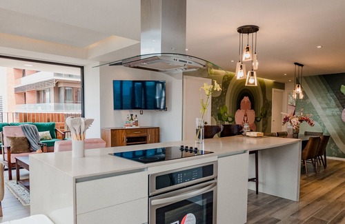 Zona 9 Apartamento | Experience Unparalleled Luxury in Zona 10 Premier Condo. Zona Viva!