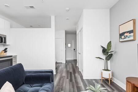 Cole-Noble District Apartamento | Explore CozySuites Indy from an Urban Oasis in Market East