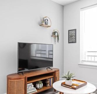 Cole-Noble District Apartamento | Explore CozySuites Indy from an Urban Oasis in Market East
