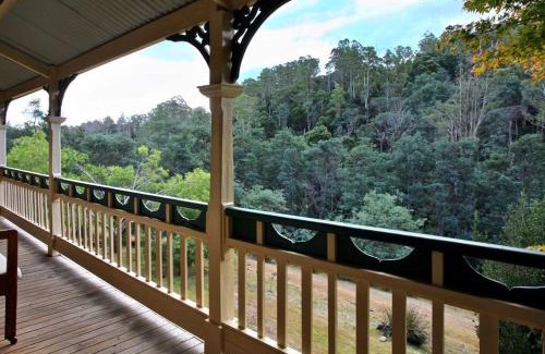 Derby Casa | Explore Derby from Gorgeous Home with Outdoor Bath