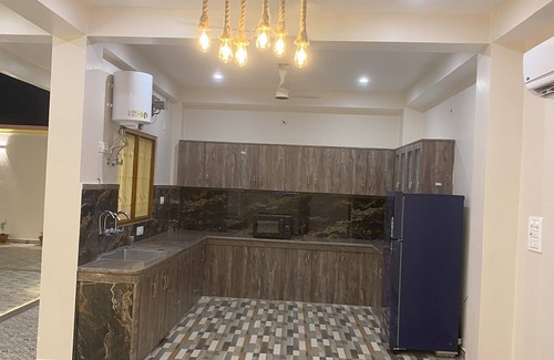 Varanasi Casa | Explore Kashi with SerenityStays : Spacious 8 Bedroom Retreat at City Centre!