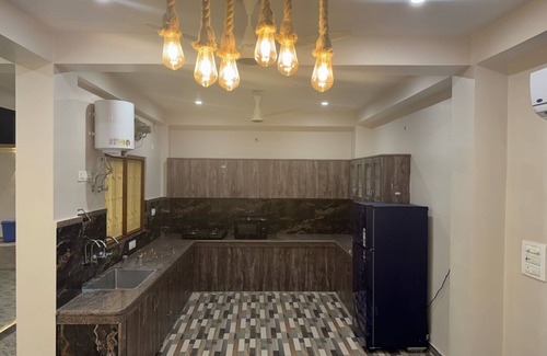 Varanasi Casa | Explore Kashi with SerenityStays : Spacious 8 Bedroom Retreat at City Centre!