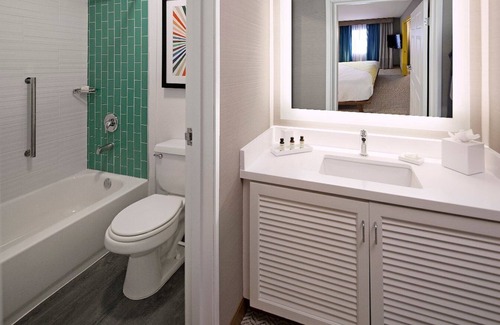 Venice Hotel | Explore More of Venice! Pool w/ Jacuzzi, Close to Venice Beach Boardwalk!