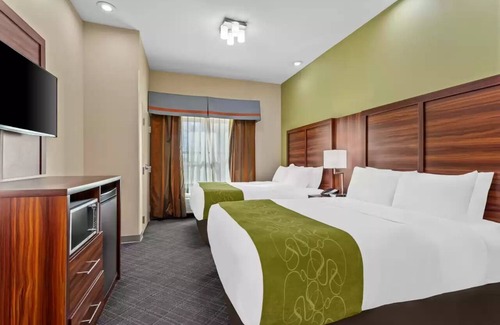Roswell Hotel | Double the Relaxation – Three Modern Units for Your Roswell Stay! Pool!