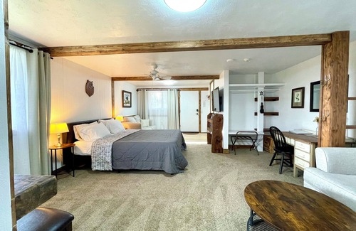 Ahwahnee Cabina | Explorer Suite - Sierra Mountain Lodge Vacation Rentals - Ahwahnee CA