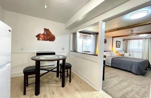 Ahwahnee Cabina | Explorer Suite - Sierra Mountain Lodge Vacation Rentals - Ahwahnee CA