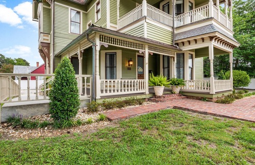 Lake City Casa | Exquisite 125 Year Old Queen Anne Historical House - 2nd Floor - 4 Room Unit