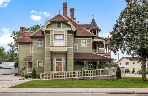 Lake City Casa | Exquisite 125 Year Old Queen Anne Historical House - 2nd Floor - 4 Room Unit