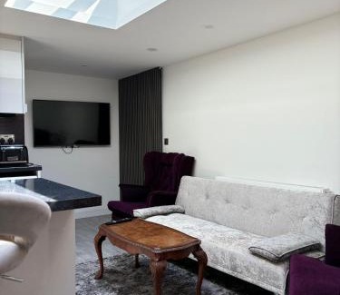 Lacey Green Casa | Exquisite 2 Bedroom Fully Furnished Annex