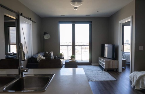 Kitchener Condominio | Exquisite 2 Bedrooms /2 Bathrooms Condos