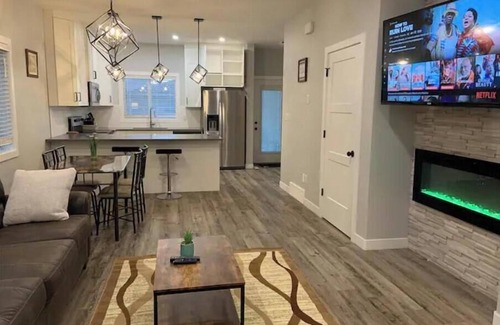 Regina Casa | Exquisite 3 BR Villa with Double Garage-King Bed